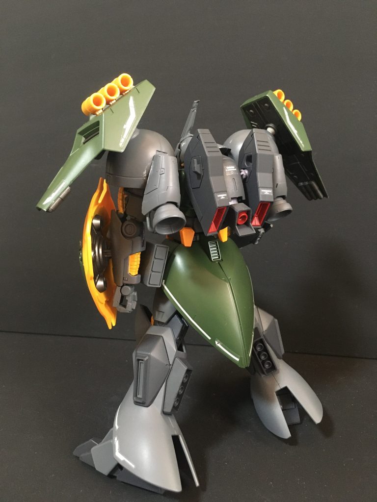 後方ショットバックパックはディジェ用を使用しています。両肩のシールドバインダーは外して代わりにバーニアーを装着させています。