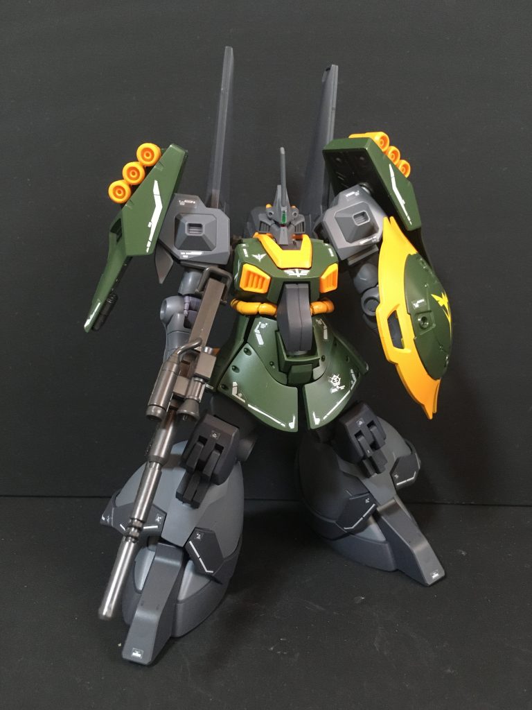 脚部をドムR35に変更しつつ両肩にはリックディアス肩とヤクトドーガのファンネルシールドを装備させています。武装はシンプルに、ヤクトドーガのビーム・ライフルとしました。※当初高機動型仕様で投稿していましたが、ヤクトシリーズとしてオプションを変更しました。