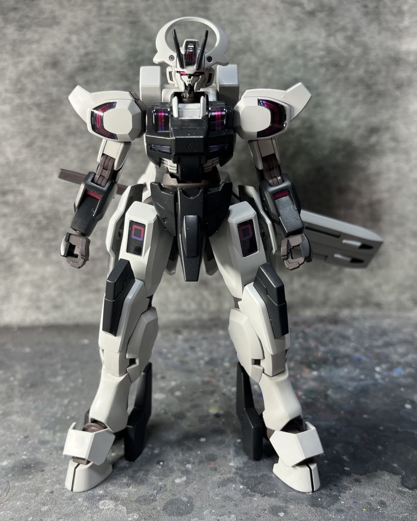 正面から肩アーマー、前腕、脛部の合わせ目がないとスッキリした印象です。