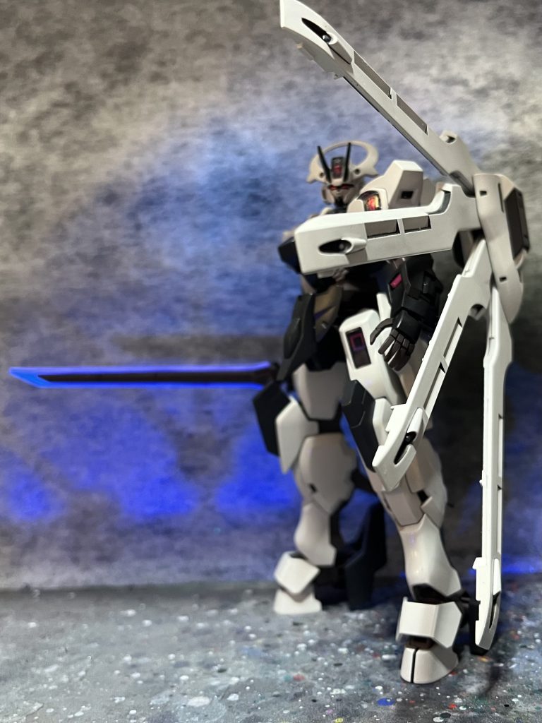 ビームブレイドは蛍光クリアを塗ってあるので、ブラックライトで青く光ります。本当は青白く光らせたかった。