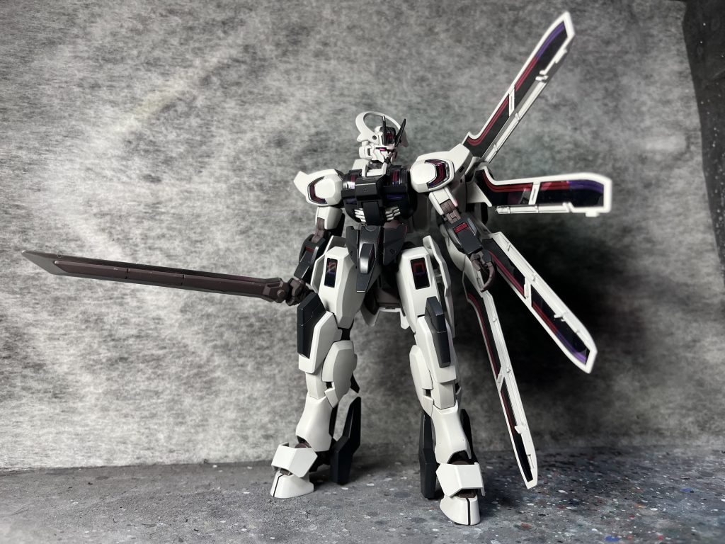 シェルユニットは普通にシール使ってます。蛍光塗料も考えましたが、マスキングがめんどくさく、中途半端になるのも嫌なので、思い切ってピンク部分は塗装しませんでした。ここまで、シールを多用したのは初めてですが、後悔はしてません。