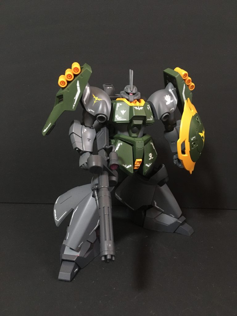 両肩はヤクトドーガ用に、下肢はサザビー用をミキシングしています。武装はヤクトドーガ用を使用しています。※当初キャノン仕様で投稿していましたが、ヤクトシリーズとしてオプションを変更しました。