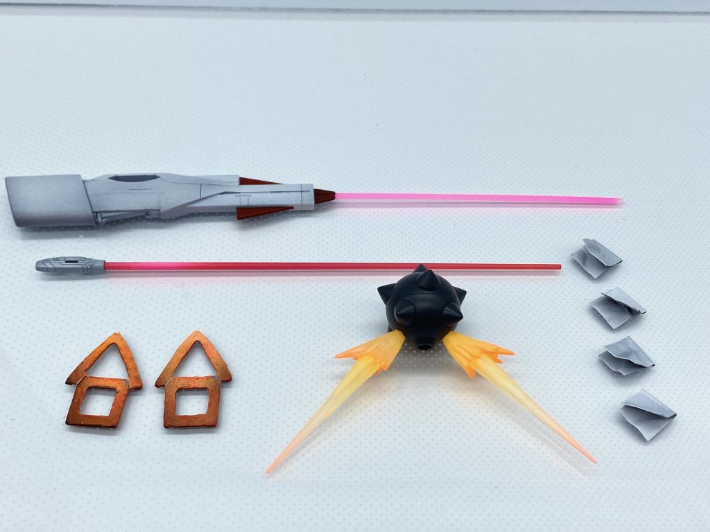 エフェクト物一式です。∀らしく細く仕上げたビームサーベルがお気に入りですが、写真に活かせなかったのでここで供養。オレンジの🍢みたいなのはウォドムの足が斬られたように見せるためにかぶせるパーツです。プラ板切り出して蛍光塗料でグラデしてます。シーツは16枚作成しました。