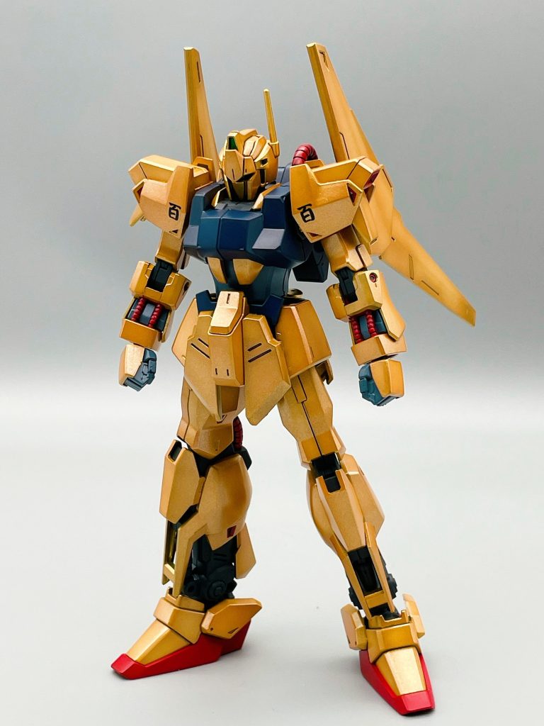 金の表現は下地はメカサフ スーパーヘヴィ、その上にスターブライトゴールドをべた塗し、その上にExホワイトをハイライトとしてグラデーション塗装、全体にホワイトパールでホワイトに対してキラキラと全体のなじませを行い、クリアーイエローにマゼンタをちょい足しして全体に塗装、最後にめっちゃ薄めたスターブライトゴールドを全体にまぶすようにしてゴールド感をあげて塗装してます。