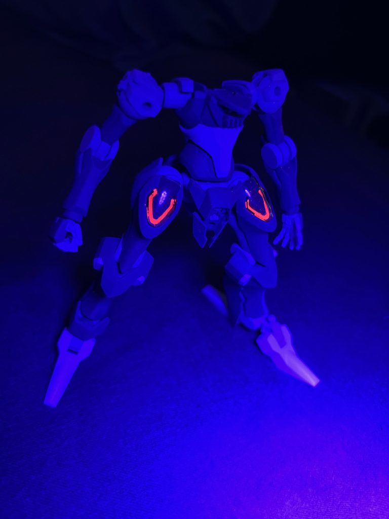 シェルユニット内用のシールへの蛍光塗料塗布のテスト。塗り分けするよりシールを使った方が断然簡単だと思い初挑戦ながらやってみました。蛍光レッドは乾燥させてもあまり定着してくれず触れると粉になって溢れるのですぐにクリアーパーツで固定しました。