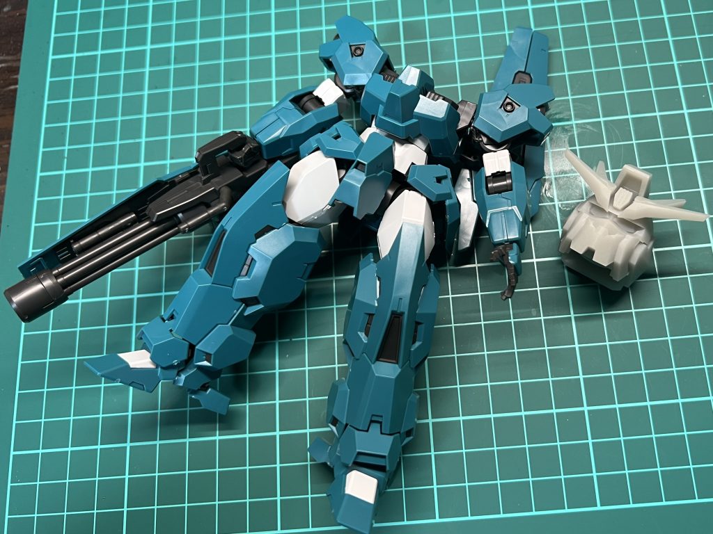 今回は足が長めなのでどうやって短縮するか少し悩みました