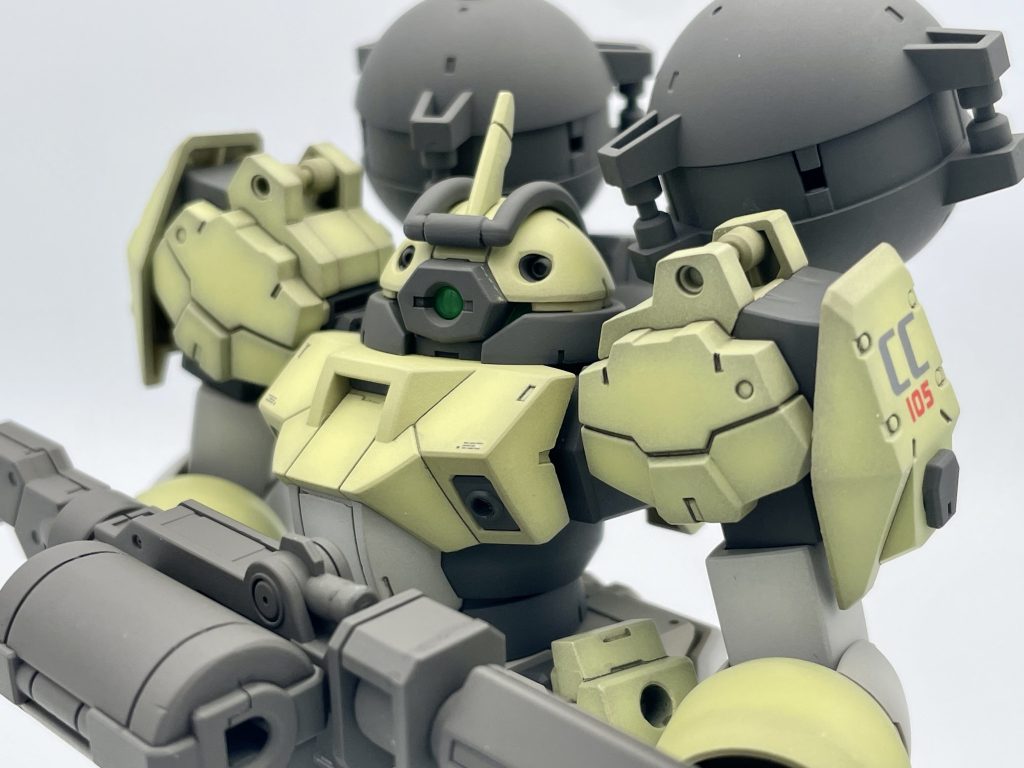 立体感が欲しくて、明るい部分のみ下地薄めで立ち上げたうっっすいグラデーションにしてます搭乗キャラ的に重たいイメージにしたくなかったので、顔料系の蛍光イエローを混ぜてアニメ寄りのクリームイエローに調色しました。▪️使用カラーホワイト部:サフなし→ライトガルグレー→ウォームライトグレー+Exホワイト適量イエロー部: サフなし→轟雷アーマーブラウン→クレオス蛍光イエロー+クレオスクリアーグリーン+クレオスセールカラー+Exホワイトグレー部: サフなし→+色ノ源シアン+ 色ノ源イエロー+色ノ源マゼンダ+ Exブラック+Exホワイトライフル: メカサフヘビー→色ノ源イエロー+ 色ノ源シアン+ 色ノ源マゼンダ+ GXカラーグラファイトブラック+Exホワイト