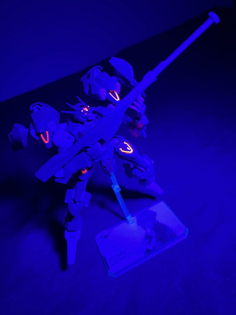 頭部（バルカン、シェルユニット、カメラアイ）、バックパック（肩のあたり）と腿のシェルユニットがブラックライトで発光します