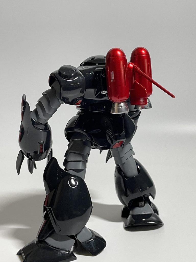 忍びたいのか目立ちたいのか。黒に赤。