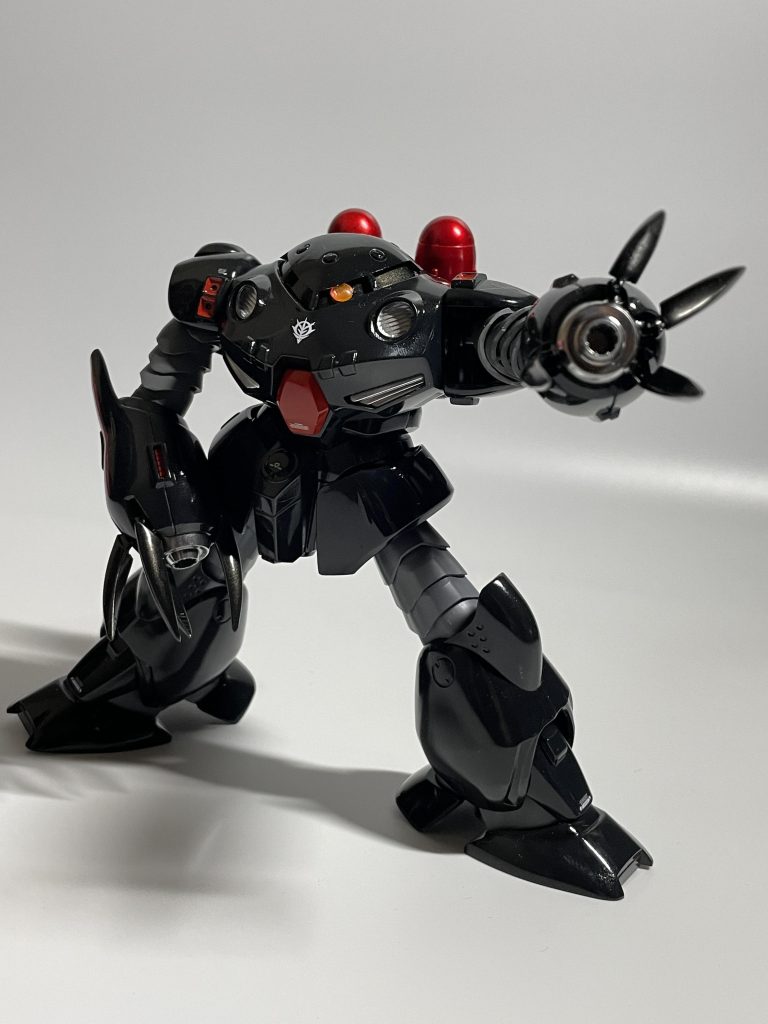 先達様の見様見真似で爪の裏をパテで埋めたり合わせ目消し消ししたり簡単な後ハメ加工したりモノアイ加工したり。ミッドナイトブルーで塗装してみたもののほぼ黒。黒じゃん！塗装、難しい。