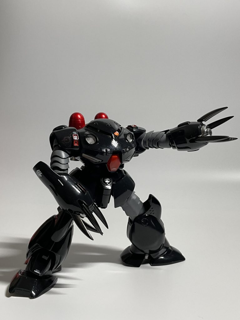 とれるポーズは限られてるけれどもなんだか気に入ってずっと机の上にいます。ほこりの付着がすごいので、最終的にはツヤ消しされて。