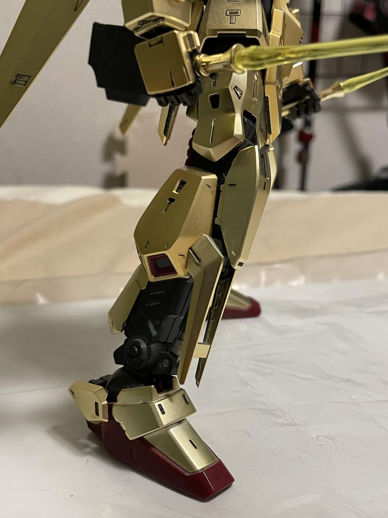 トレードマークの剥き出し気味な脚部