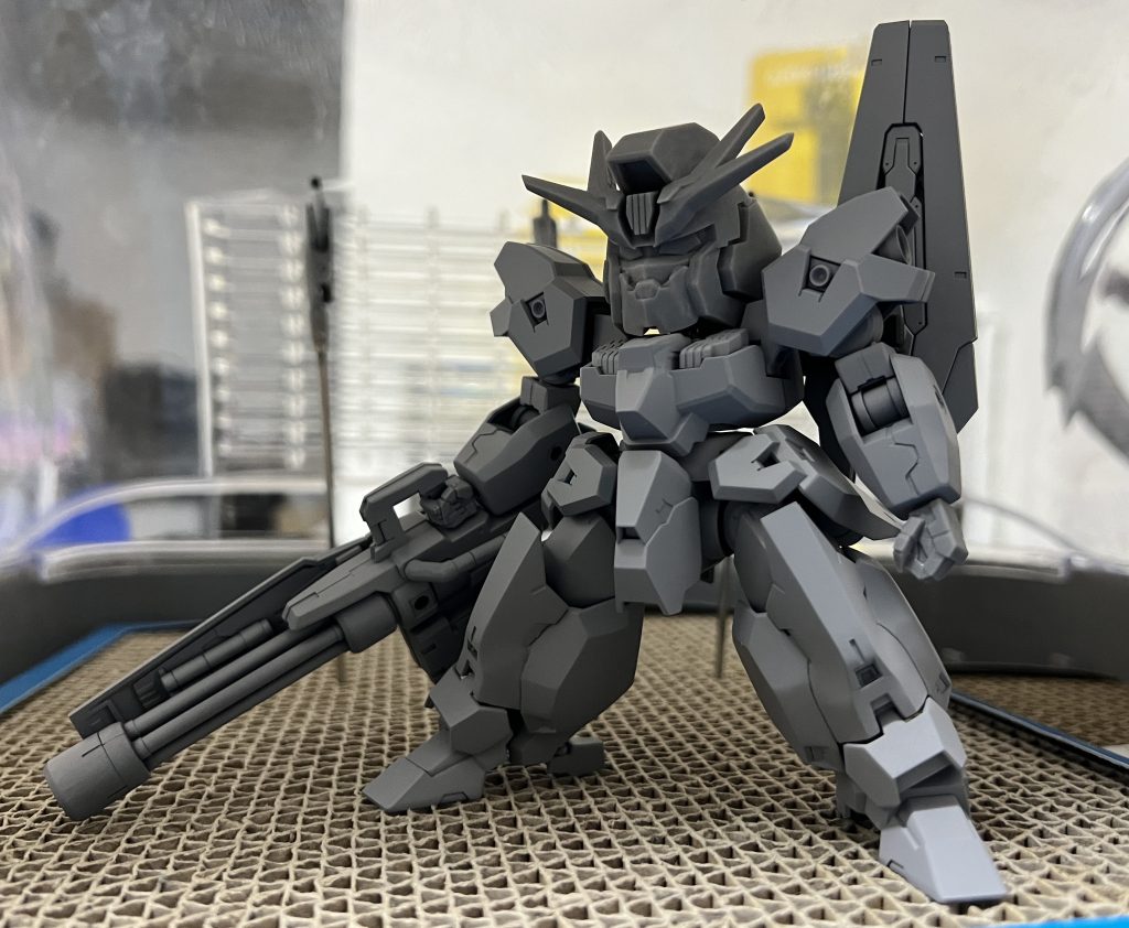 サフ状態です左手握り拳もモデリングして出力しました、ただこの後使用していた3Dプリンター用のレジンと自分の塗装の相性が悪くクラックが入ってしまい出力し直ししました。