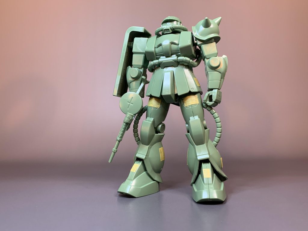 素組みした状態です。このキットはPGの量産型ザクを1/144サイズに縮小した物だそうで、安価な入門編キットでありながら非常にカッコいい良キットである事を確認しました。