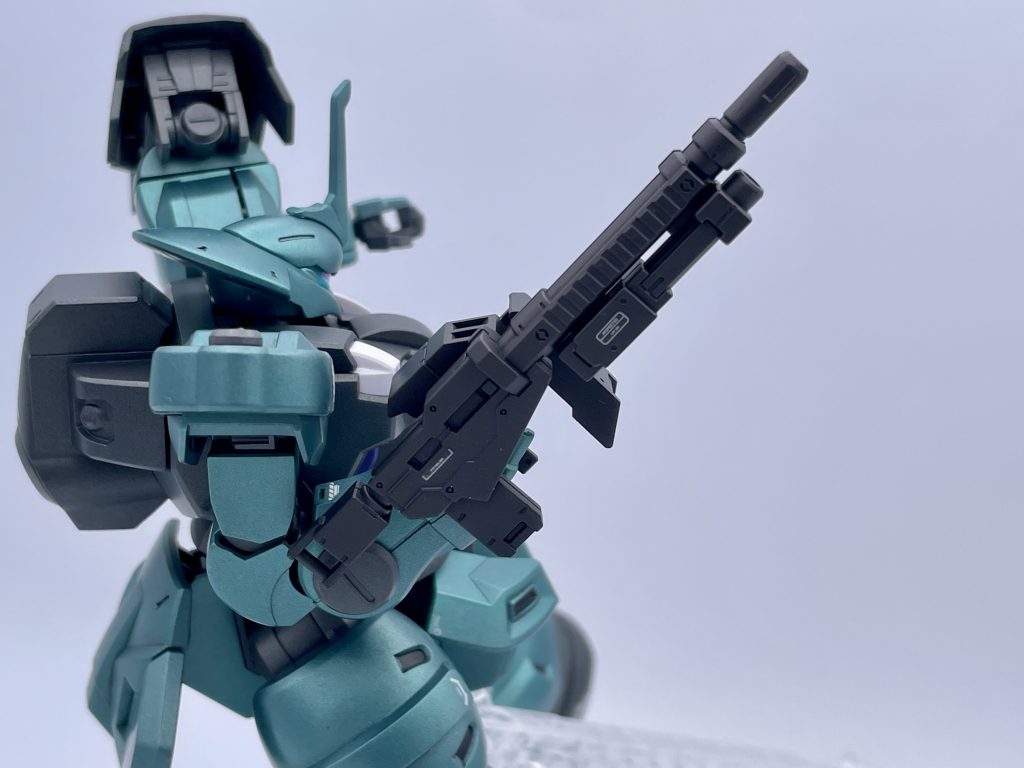 武器は30MMの、、ミリタリーセット？からです。—カラーレシピ※(ク)＝クレオスMr.カラー(ガ)＝ガイアカラー(ボ)=ボーンペイント■パープル部→アンダーブラック(ボ)→パープルヴァイオレット(ガ)→セミグロスクリアプレミアム(ガ)■ホワイト部→GXクールホワイト(ガ)に適当なグレーちょい足し■グレー部1→サーフェイサーエヴォブラック(ガ)→ Exシルバー(ガ)+ 色ノ源シアン、マゼンタ、イエロー(ク)+GXグラファイトブラック(ク)→セミグロスクリアプレミアム(ガ)■グレー部2→→サーフェイサーエヴォブラック(ガ)→ Exシルバー(ガ)+ 色ノ源シアン、マゼンタ、イエロー(ク)+フロストブラック(ガ)+Exホワイト→セミグロスクリアプレミアム(ガ)■グリーン部→メカサフライト(ガ)→ Exシルバー(ガ)+色ノ源シアン、マゼンタ、イエロー(ク)→セミグロスクリアプレミアム(ガ)あまりギラギラさせたくない＆少し重さが欲しかったのでシルバー控えめの調色にしてます。色ノ源シアン+イエローで濃いブルーグリーンを作ってから、Exシルバーを少しずつ足して反射調整、最後にマゼンタを少量足して鮮やかさを少し落としました・・・がもうちょっとマゼンタを足してやればよかったなーと思ってます。