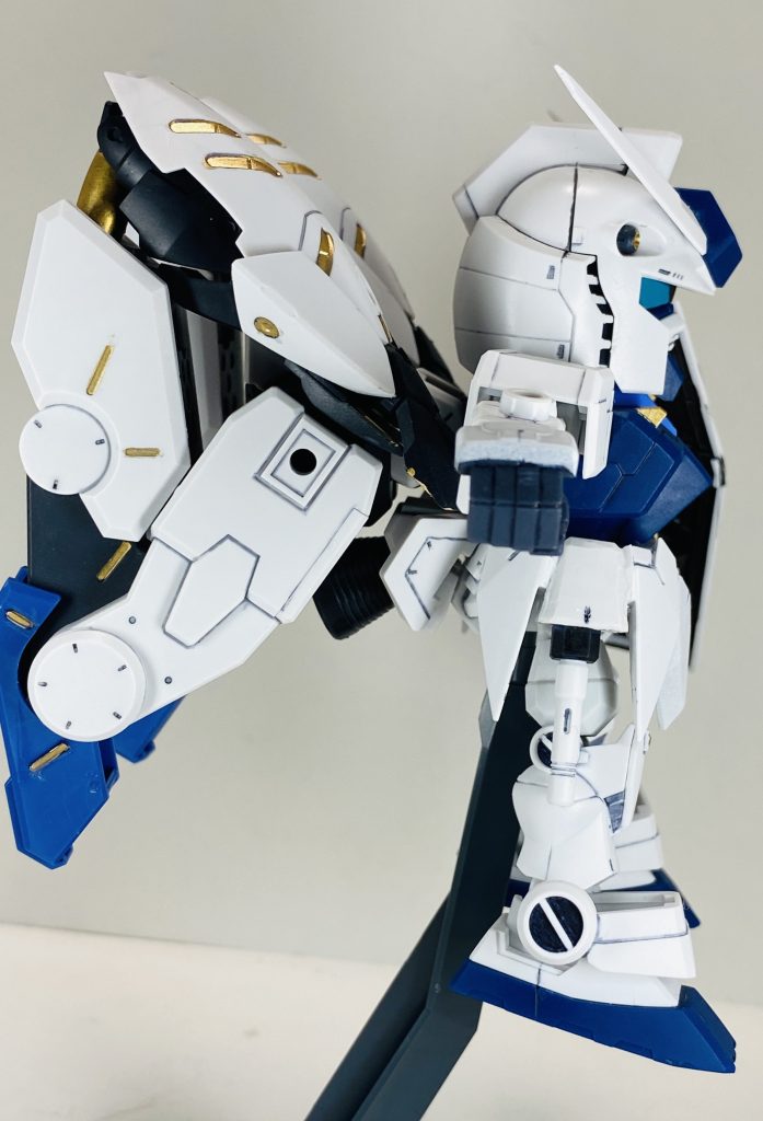 ◆側面◆背面に大型のバックパックを装備したため、左右の腰アーマーにビームサーベルをマウントできるようにしています。