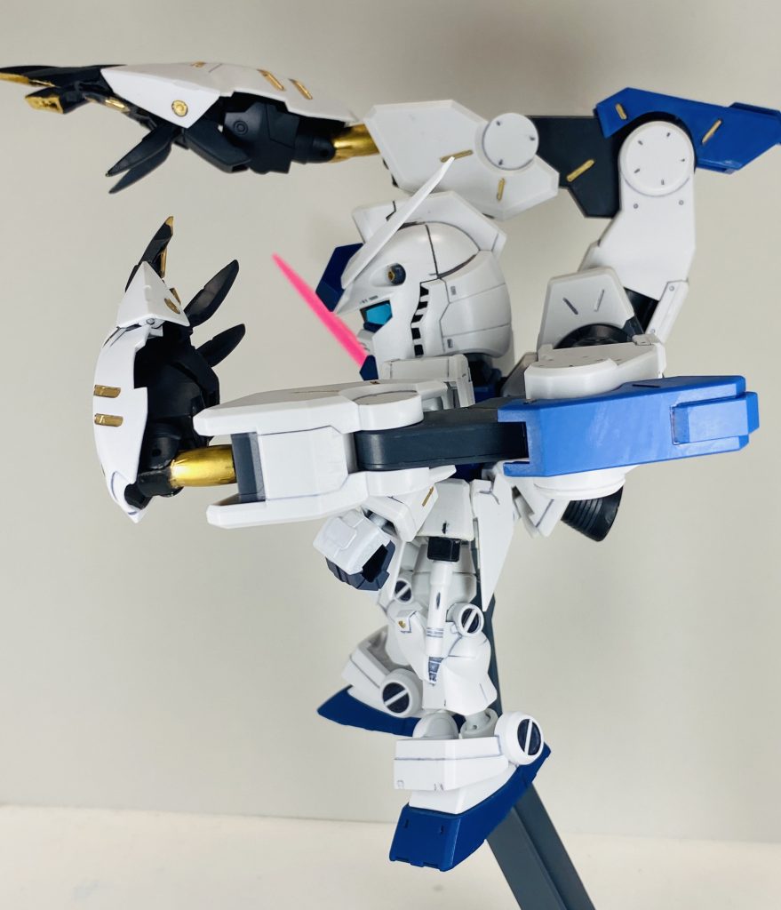 クロー展開時の状態を横からみるとこんな感じ。多重関節になっているため、かなり自由度が高く、様々なポージングが可能になってます。