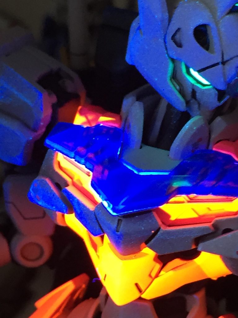 強いブラックライトを使うと、オレンジっぽく発光します!