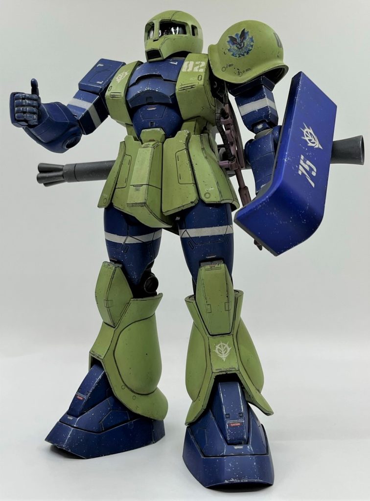 定番の後ハメ加工をして普通に組んだだけです。普通だけに誤魔化しが効かないので、合わせ目消しやエッジ出し、スジ堀り直し等の基本工作を意識して丁寧に作業しました。やすりは今回新兵器として「やすりの親父」を投入してみましたが、とてもコスパ高く使いやすく作業効率UPできて感動しました。同じような形態のやすりは試したことが無いので比較できませんが、しばらくはコレを使いこなしていこうと思います。