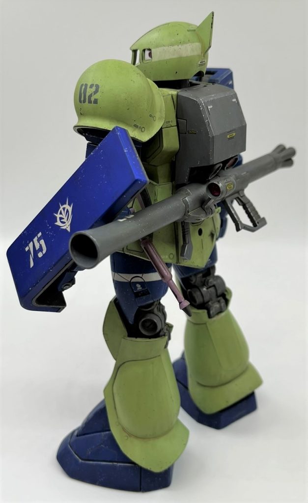 CGをよく見ると、何気にバズーカとヒートホークを腰に下げています。バズーカは合わせ目消して組んで、ヒートホークはゲート処理して塗っただけです。古いキットの武器はド直球のモナカ割りが基本で、MGともなると途方もない合わせ目の距離を前にして、つい遠くを見つめがちですよね(苦笑)ぶつくさ言いながらも、何だかんだやすり始めると時間が経つのを忘れて没頭してしまうのが不思議ですが。バズーカに関しては先端部で別パーツ化されている構造が多く、ここを合わせ目と捉えずモールドで残す向きもありますが、個人的には構造的に砲身を分割する、ないし溝を付ける合理的な意味が全く想像できないので、面倒でも毎回頑張って消すようにしています。私は所謂ガンマニアなので、MS用であっても銃砲火器に対しては一定の拘りを以て接しています(笑)このバズーカを組んだ後にVer.2.0のバズーカを組むと、型割りの工夫に涙が出るほど感謝したくなります。