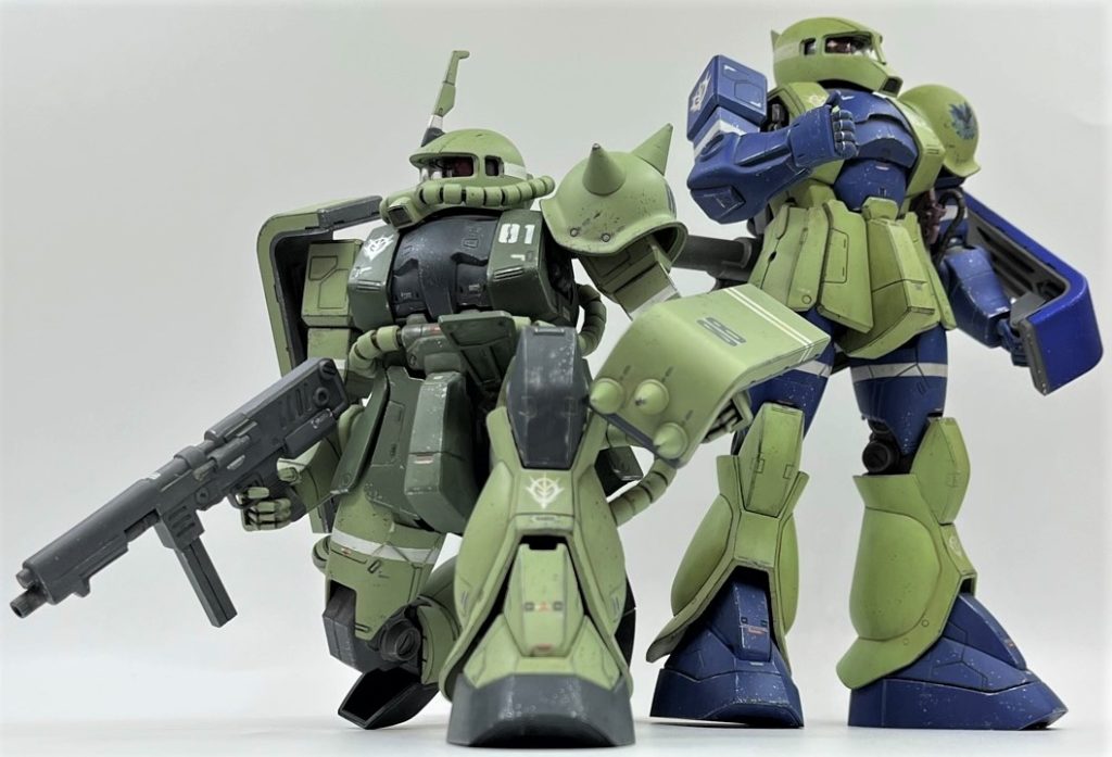 最後に前回のしゃがみザク君と並べてみました。残るは左の「イエローショルダーザク」です。スパイクをちょっと切ってあとは普通に組むだけなのでやることは単純なのですが、MG1.0ザクばっかり作って飽きてきたので、ちょっとお休みして違うキット触って気分転換しようと思います。最後までご覧いただきありがとうございました。