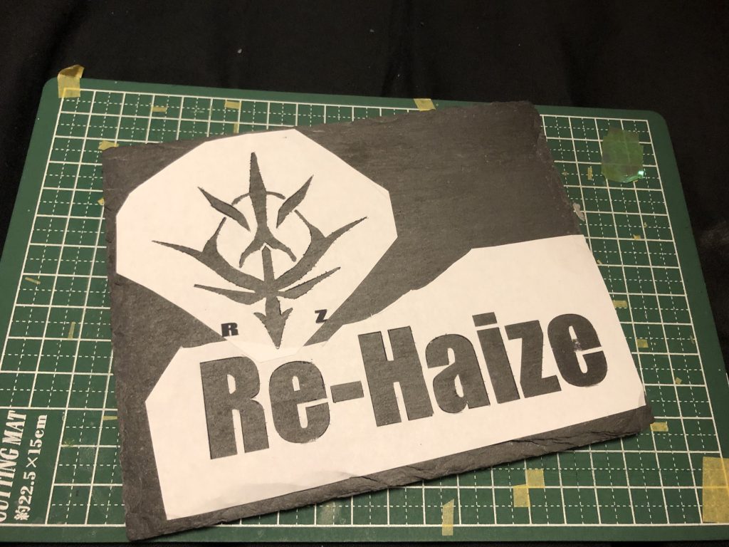 ベースも自作しました。100均で購入した黒石板に、文字とレジオンのマークを印刷したシールを貼ってカットし、塗装しました。デザインナイフの刃を何枚も潰しながらもわりにキレイにできて大満足!