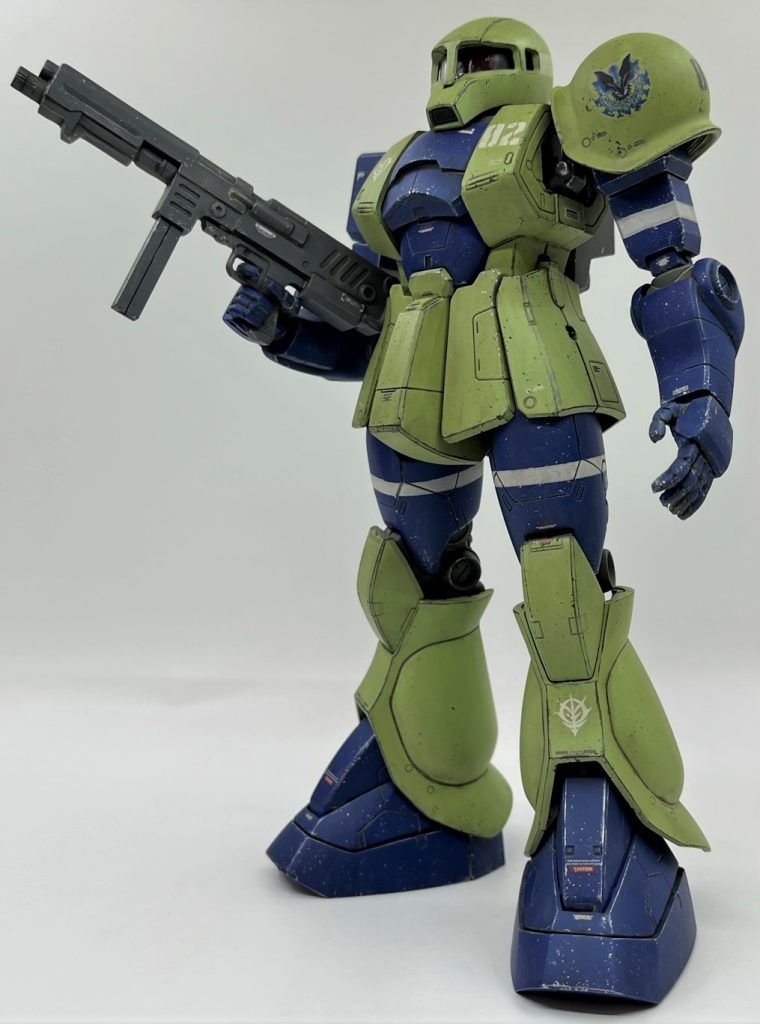 旧ザクは動力パイプが無いためか、体感的にはザクⅡよりかなり楽に作れます。動力パイプは竹串に串刺して一気にゲート処理＆塗装するので、時間や手間的にはそこまで大きな負荷は掛かってないはずなんですが、細々した部品を何十個も扱うのが精神的にやられるんですかね。