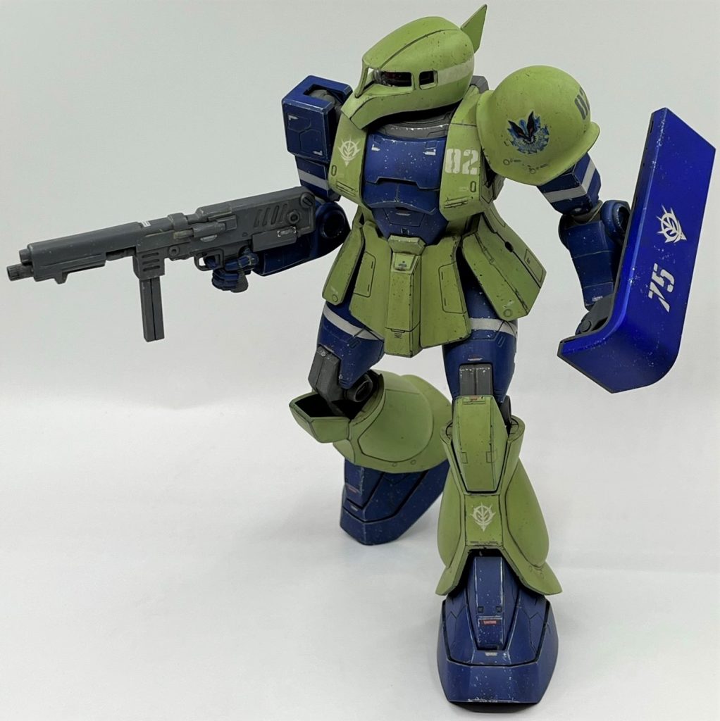 手持ちシールドとMMP-80を持たせると一気に「ジオニックフロント感」が出ますね(笑)両手足の白ラインはマスク塗装、ショルダーのフェンリル隊マーキングはガンダムデカールを買ってきて貼りました。