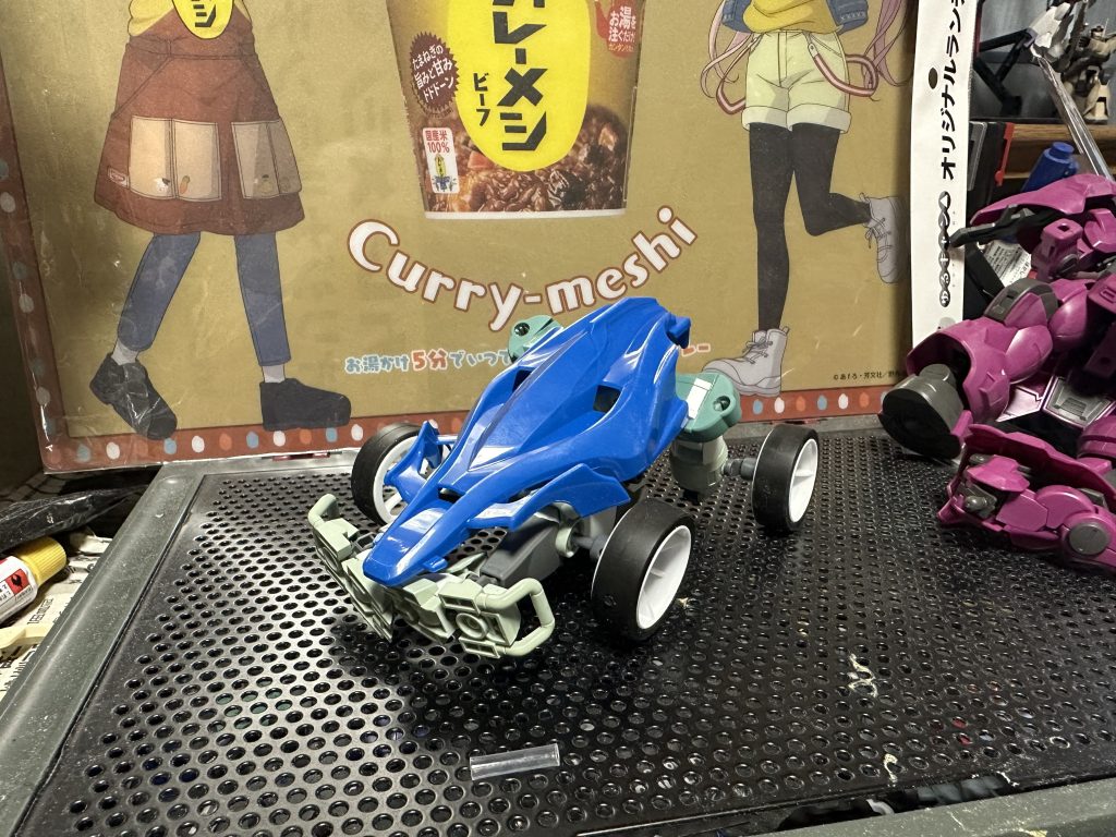 ミニ四駆はモーター周りのパーツ、ホイールとタイヤ、そしてボディはエアロアバンテをチョイス。さすがは往年の名車種。レーシーなイメージにぴったりでした