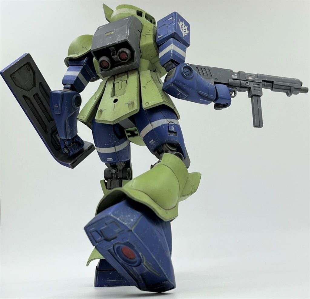 シールドを握っている左手は握り手に穴を空けて持たせています。可動指だと保持力が絶望的なので(苦笑)シールドは前回のザクに持っていかれたので、ジャンクのシャアザク1.0を手に入れて盾を分捕って作りました。合わせてみて気づきましたが、MGザクⅡのショルダースパイクとMG旧ザクのスパイクシールドのスパイクって大きさが違うんですね。スパイクもシャアザクのものを移植しようと思ったのですが、大きくて配置しきれなかったので諦めました。取っ手は暫定的に前回のザクⅡのものを借りてきています。この写真で気付きましたが、股下の肉抜き目立ちますね。。もうMGザクは何体も作ってきましたが、まだまだ詰めが甘いですね。