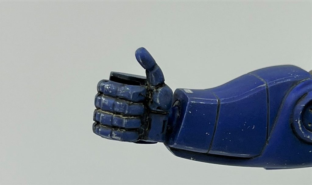 今回唯一改造(と言える程大仰ではないですが)をしたのは手首部です。右手首はCGを再現するためにサムズアップさせました。平手から親指を採取し、握り手の親指を削り取り、立てた状態で移植しました。それにしてもMG初期の手首の出来は閉口ものですよね。可動手は造形も構造もイマイチ、固定手はモールドダルダルでバリ吹きまくり、おまけに粘る材料なのでバリ処理が面倒と、ウンザリしてしまいます。まあかなり昔のキットなので、今のキットと比べて不平を言うのはナンセンスなのは理解しているのですが、他の部分が今の目で見ても良く出来ているだけに悪目立ちしてしまいます。ビルダーズパーツに置き換えてもディテール的に浮くことはなさそうですしそれでも良かったのですが、ここは敢えて「味」として、キットの部品を使いました。