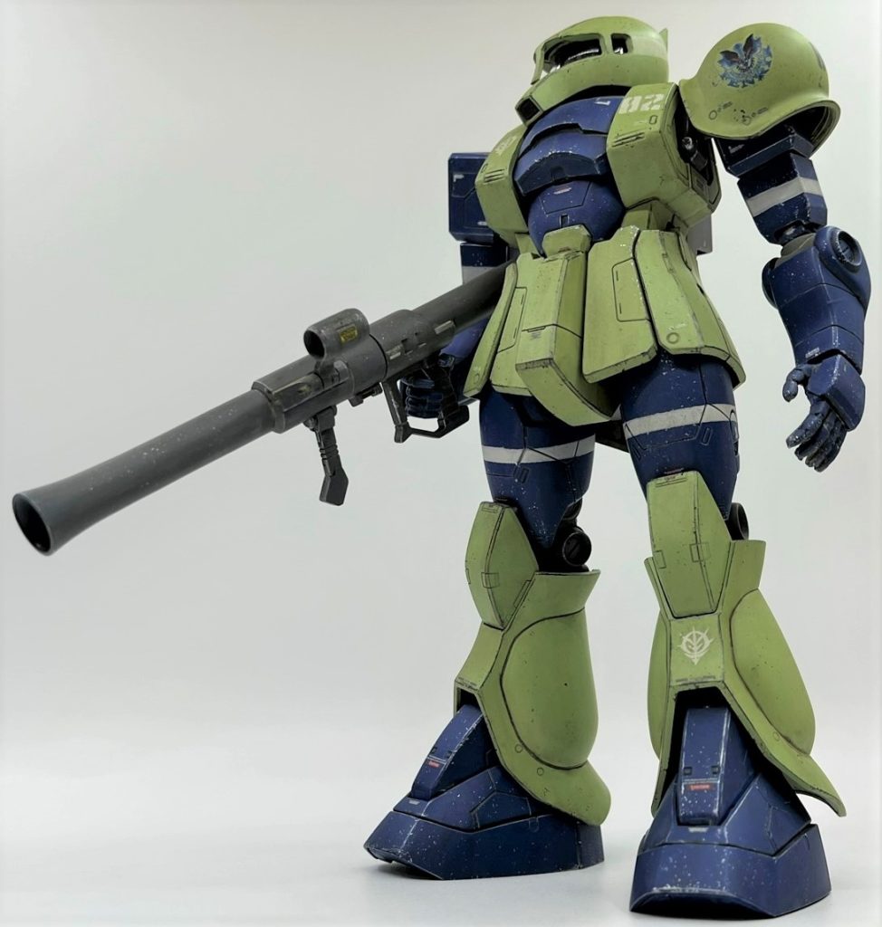 緑と青、外観に出ている関節等のメカ部の塗装は缶スプレーで行っています。青はタミヤとクレオスのスプレーを3色ほど買い、試し吹きして決めました(MSブルーZ系)。緑はかなり悩んだ末、アサヒペンのラッカースプレー(74 モスグリーン)に行きつきました。CGの緑とは方向性が違いますが、「一緒に並べるザクⅡとは違う緑」という点は達成できたので良しとします。こういう時に缶スプレーモデラーの限界を感じますね。塗ったままでは青と緑の明度が違い過ぎてちぐはぐな色合いでしたが、つや消し吹いてクレオスウェザリングカラーのグランドブラウンで強めにレベリングしたらいい感じに落ち着きました。今後もスプレー色で悩む事が大いにあると思うので、今更ですが買ってきたスプレーは都度100均のスプーンに塗るようにしてカラーサンプルを作り始めました。本格的にガンプラ出戻ってきて3年経ちますが、最初からやっとけばと超後悔してます(苦笑)