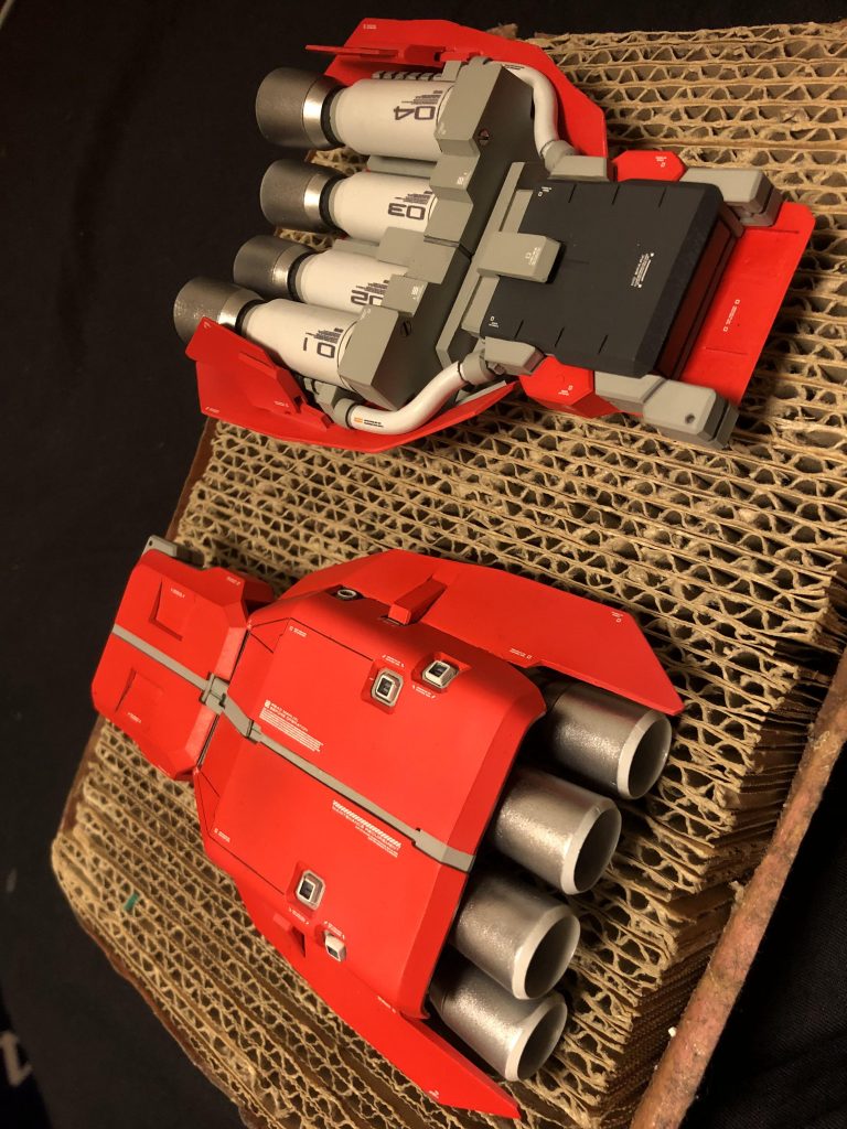 リアブースターユニット。レジン製だという事もあり、重量がすごい重いです。2mm軸で本体に取り付けています。肩と並んで最もリハイゼっぽいユニットですよね!