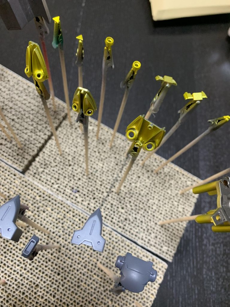 黄色部分はスターブライトブラスにクリアイエローで塗装しました。思った色になってよかったです。