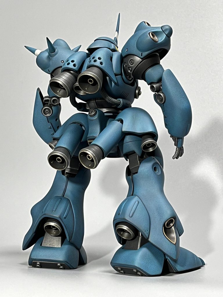 バーニア、スラスターはキットの物を使わずに大型化あるいは自作してあります。太腿後ろのバーニアは上下に可動する仕組みにアレンジして劇中の動きに無理がないようにしてあります。