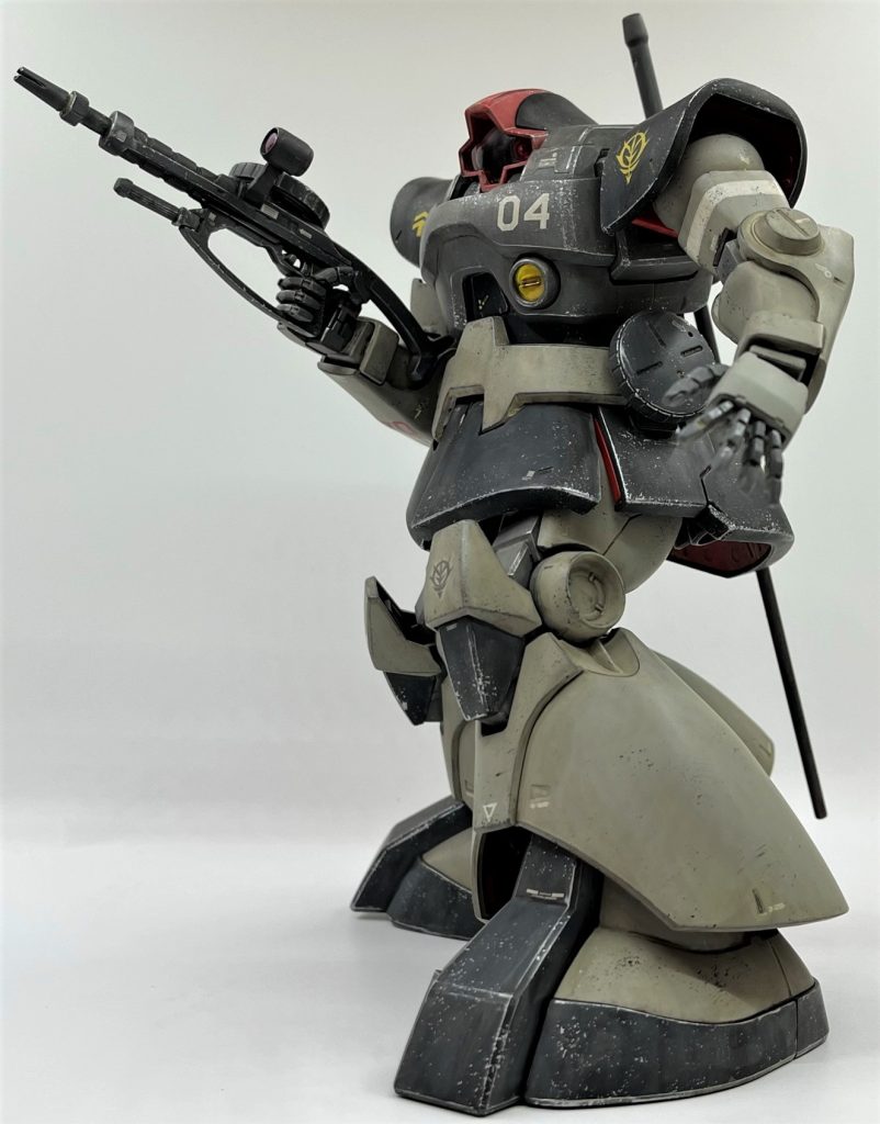 せっかく腰に装備インターフェイスがあるので、予備弾倉も作り携行させています。少年時代08小隊で見たトップ旧ザクがカッコ良すぎて衝撃を受け、以来ザクマシンガン装備時は予備弾倉を腰に携行しないと満足できない体になってしまいました(笑)