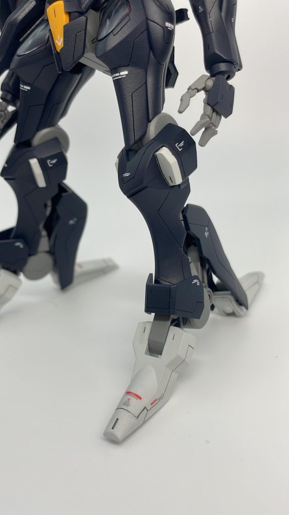 足にもしっかり筋彫り