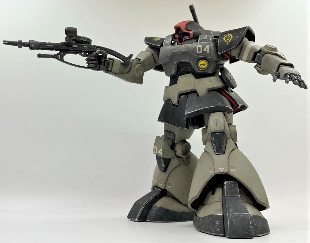 マシンガンのデザインはこのMG Ver1.0が一番カッコいいと思います。型番でいうとZMP-50Dに当たるんですかね。F2ザクやVer.2.0等に付いてくるザクマシンガンは、実銃のライフル(俗にいうAR系)のオマージュが強すぎて好きになれないです。人間工学的に最適化されたデザインを、そのまま安直に10倍の大きさにしてMS用にしても、それが最適なデザインではないだろうと思うからです。