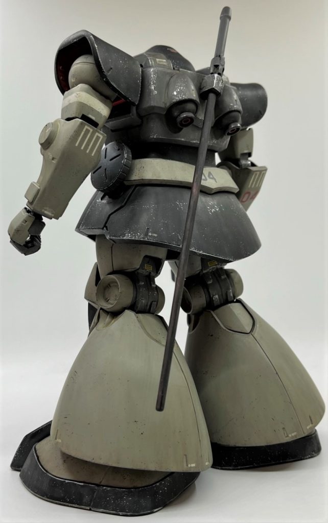 工作としては完全ストレート組みです。合わせ目は肩、肘、脇腹を消しました。肘は幅が無く合わせも甘いので消すのが厄介ですが、ここに線があるのはどう見てもカッコ悪いので頑張って消しています。消したら消したで、肘関節が外せなくなり塗装時面倒なんですよね。。後ハメ手法あるのかもしれませんが、私は知らないのでマスキングで対応しました。私はMGドムの作例を見させていただく時は、まずここの合わせ目を消しているかどうかをチェックします(笑)