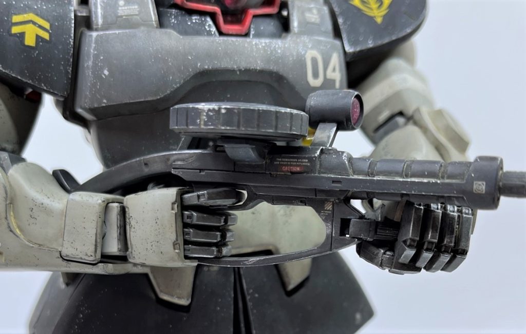 武装はMGザク1.0付属のザクマシンガンを持たせました。1.0ドムは手が大きい為、1.0ザクマシンガンを持つことができませんので、ビルダーズパーツに置き換えました。ただ、ビルダーズパーツもそのままではこのザクマシンガンが嵌らなかったので、干渉する箇所を削って微調整しました。左手は握り拳に穴を空け、フォアグリップを握れるようにしました。ストックも腕への干渉を軽減させる為に少し削って整形しました。