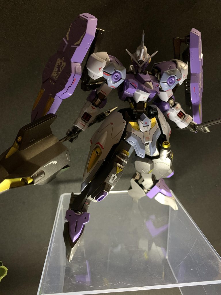 成形色が青っぽかったので紫で塗装しました。白のパーツは薄い青と暗めの青の2色で仕上げました。