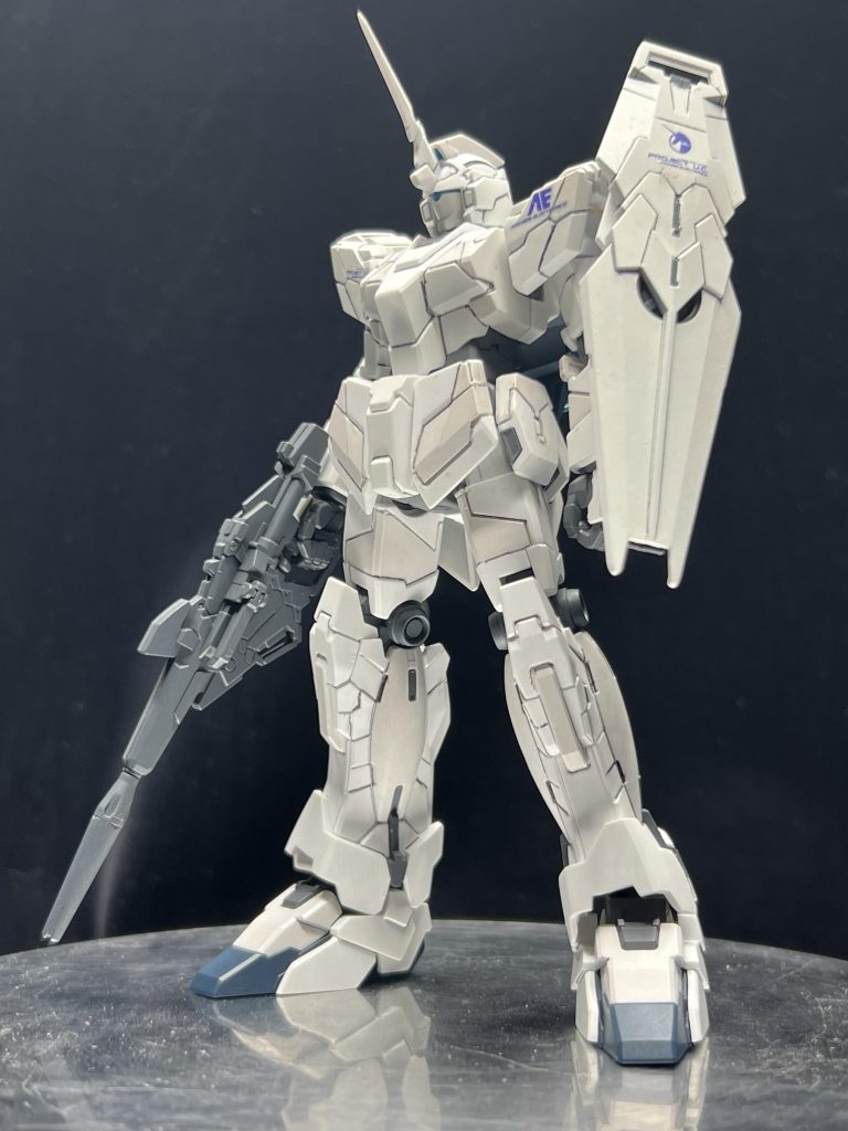 デカールは最小限で青て統一。首を0.5㍉、胴を1㍉、腕を0,5㍉、脚を0,5㍉延長。アンテナのシャープ化、リアスカートと脚部の干渉する部分を軽くヤスって、脚を八の字に開けるようにしています。