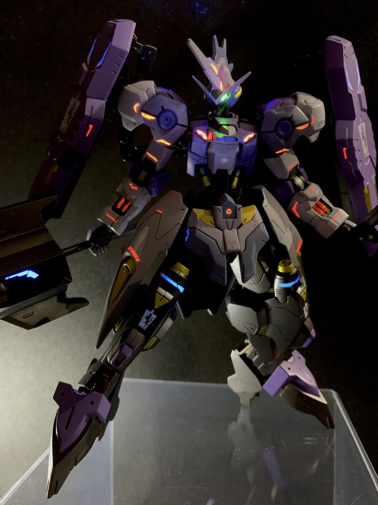 蛍光デカールやや貼りすぎ?とも思いましたが、これはこれで満足です。合わせ目消しをほとんどしてないので、それが心残りです。やや古めのHGなので合わせ目が目立ちますね。