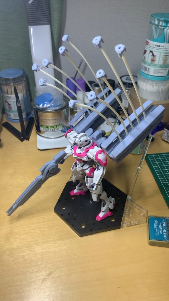 出力の確認作業③我慢できず射出姿勢を試しました。案の定、バックパックが重たすぎて自立しなかったので、支えにて対応させました。塗装後は塗膜や接着剤による軸のテンション調整で何とか自立しますが、支えはあった方がよさそうです。