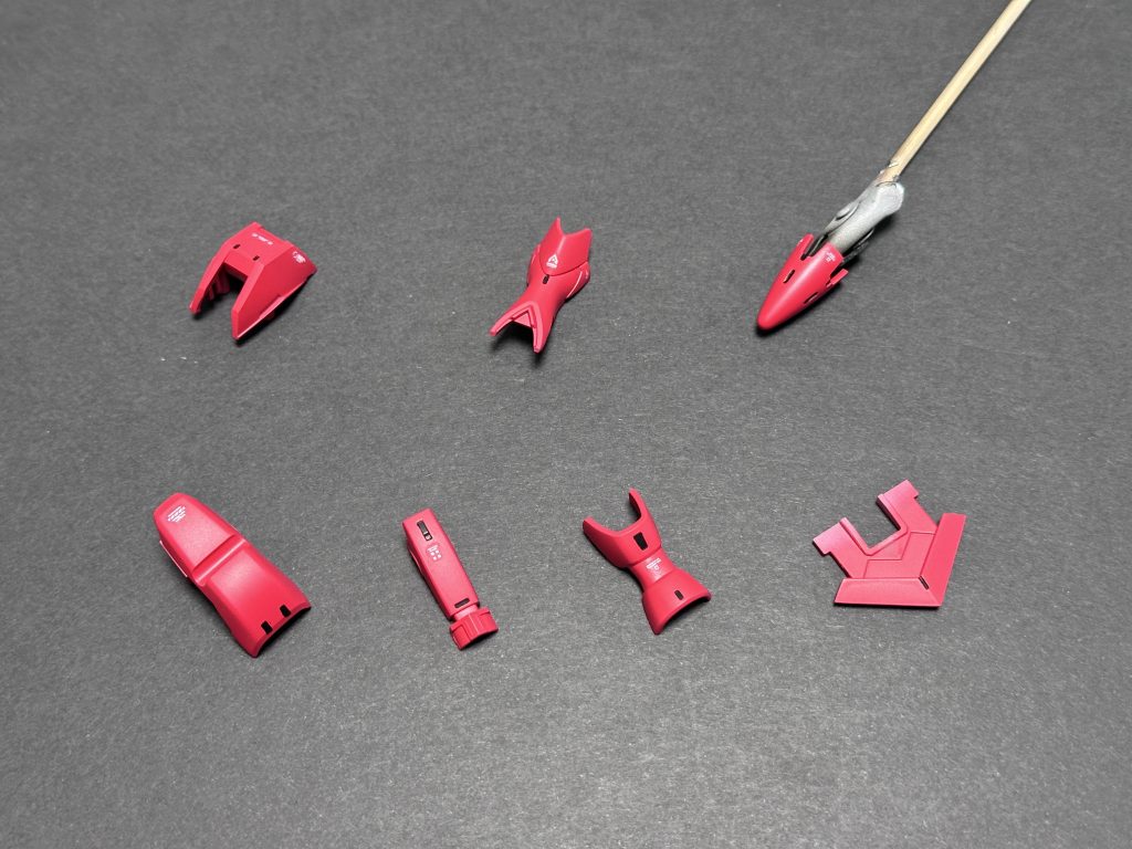 クリムゾンレッドはビビットで強めの色ですが、Ex- フラットクリアーを塗装すると色が落ち着いています。