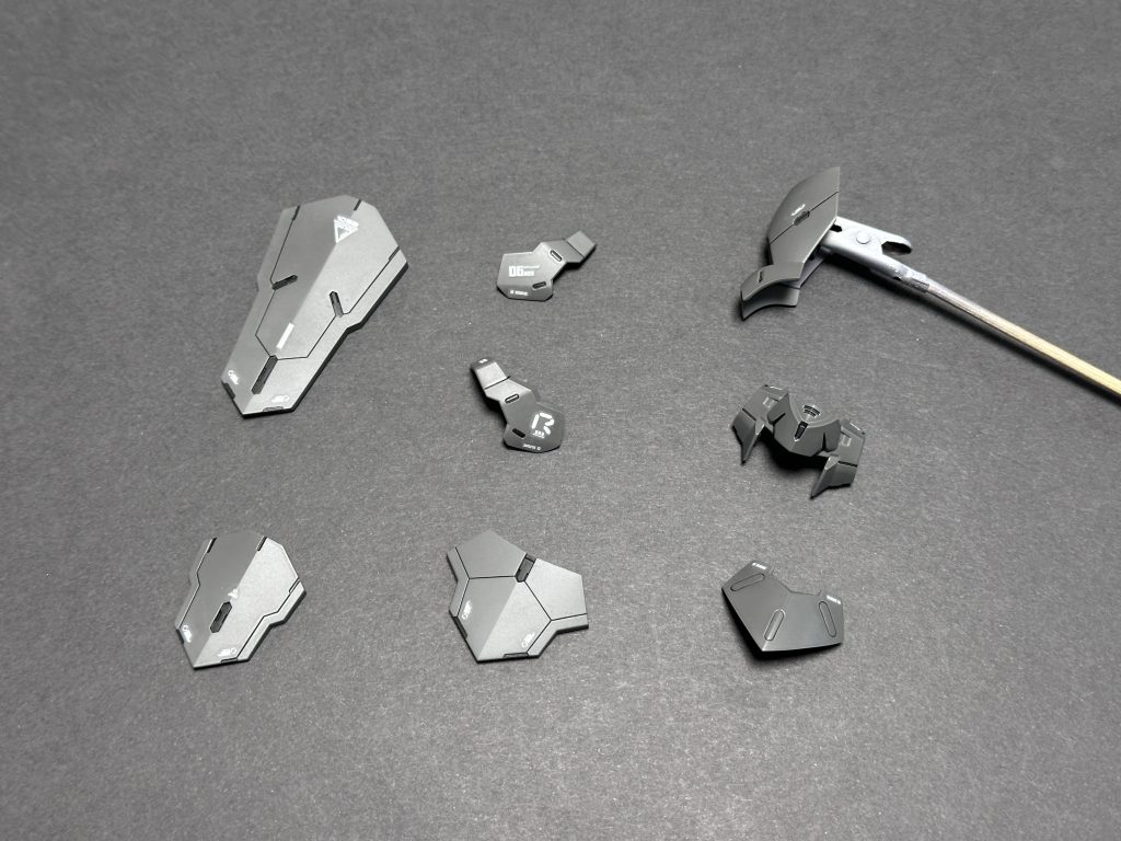 コーションデカールは、ホワイトのものを使っています。