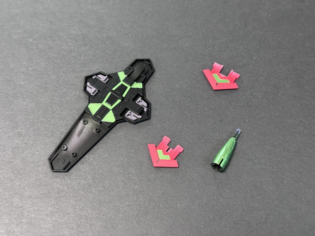 ノンキネティックシールドを展開すると見える部分は、トップコートを塗装した後、GXメタルイエローグリーンをマスキングで塗り分けています。