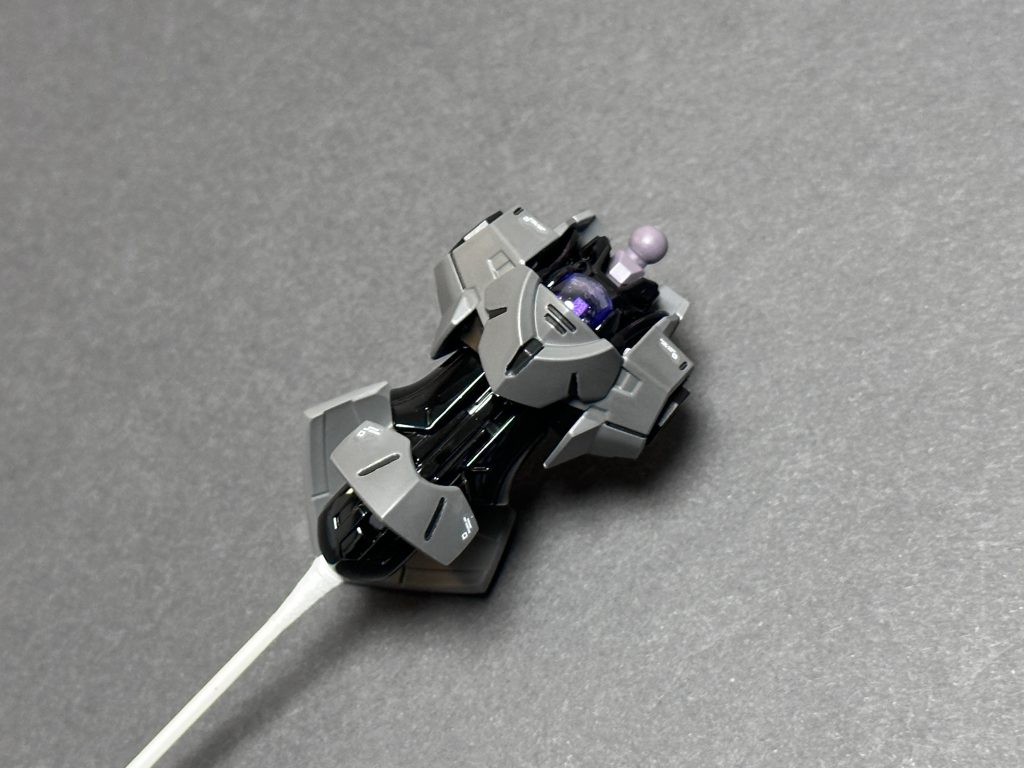 ボディの襟周りやウエストの部分は、グロス仕上げのEx- ブラックを使い、フラット仕上げの装甲とメリハリを出しています。