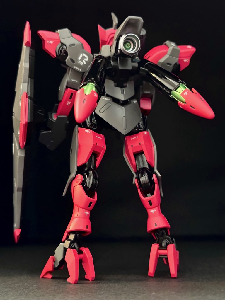 バックパックは、グロス仕上げのEx- ブラックとフラット仕上げのクリムゾンレッドをベースに、展開する部分は、GXメタルイエローグリーンを使っています。