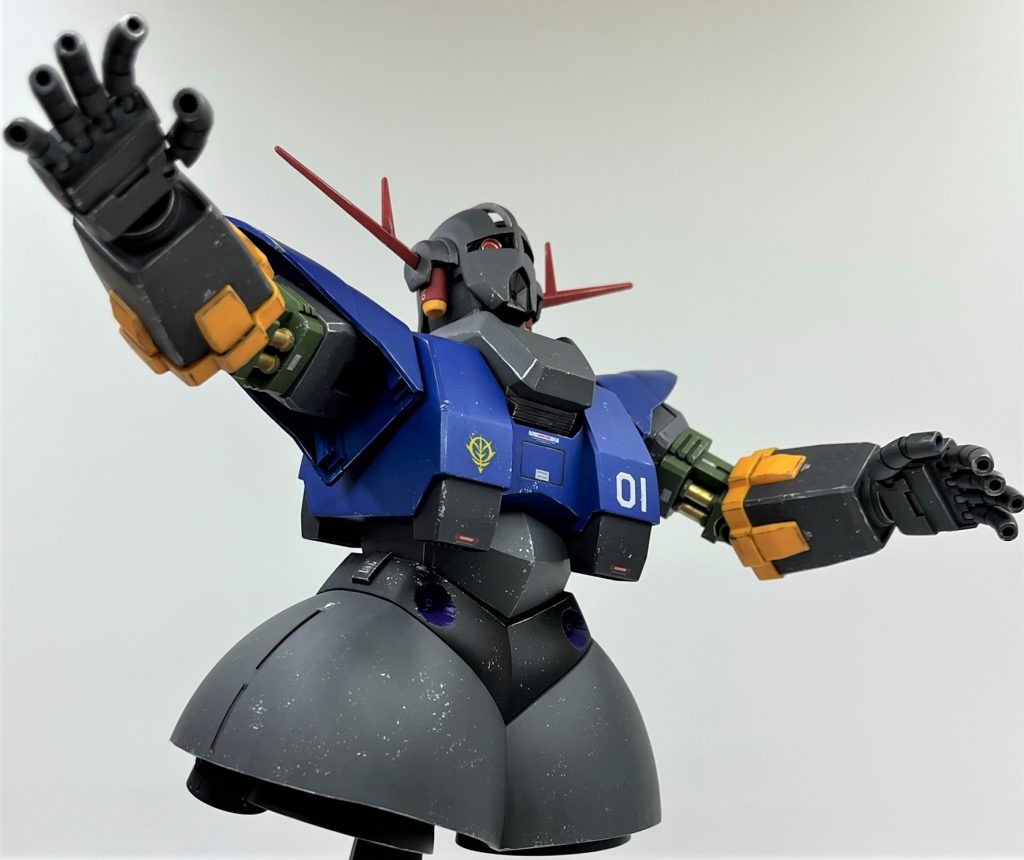 そんな感じで頭部のみ一点豪華主義でしっかり手を加え、後は合わせ目消して指の肉抜き埋めたくらいです。色はグレー部をちょっと濃くし過ぎて地黒なジオングになってしまいましたが、まあ許容範囲です。